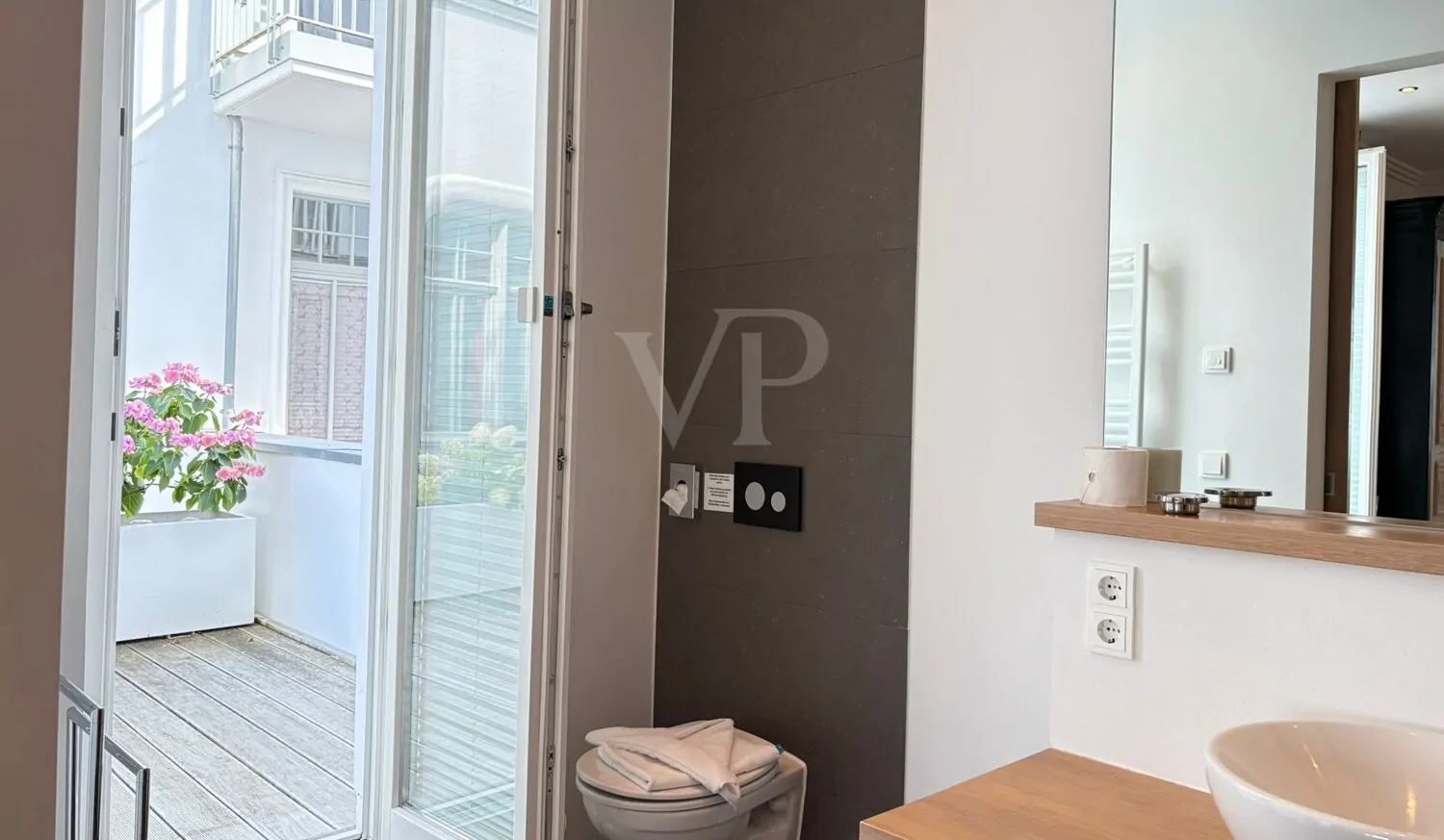 Stilvolles Refugium mit Kaminflair, Sonne und Poolgenuss