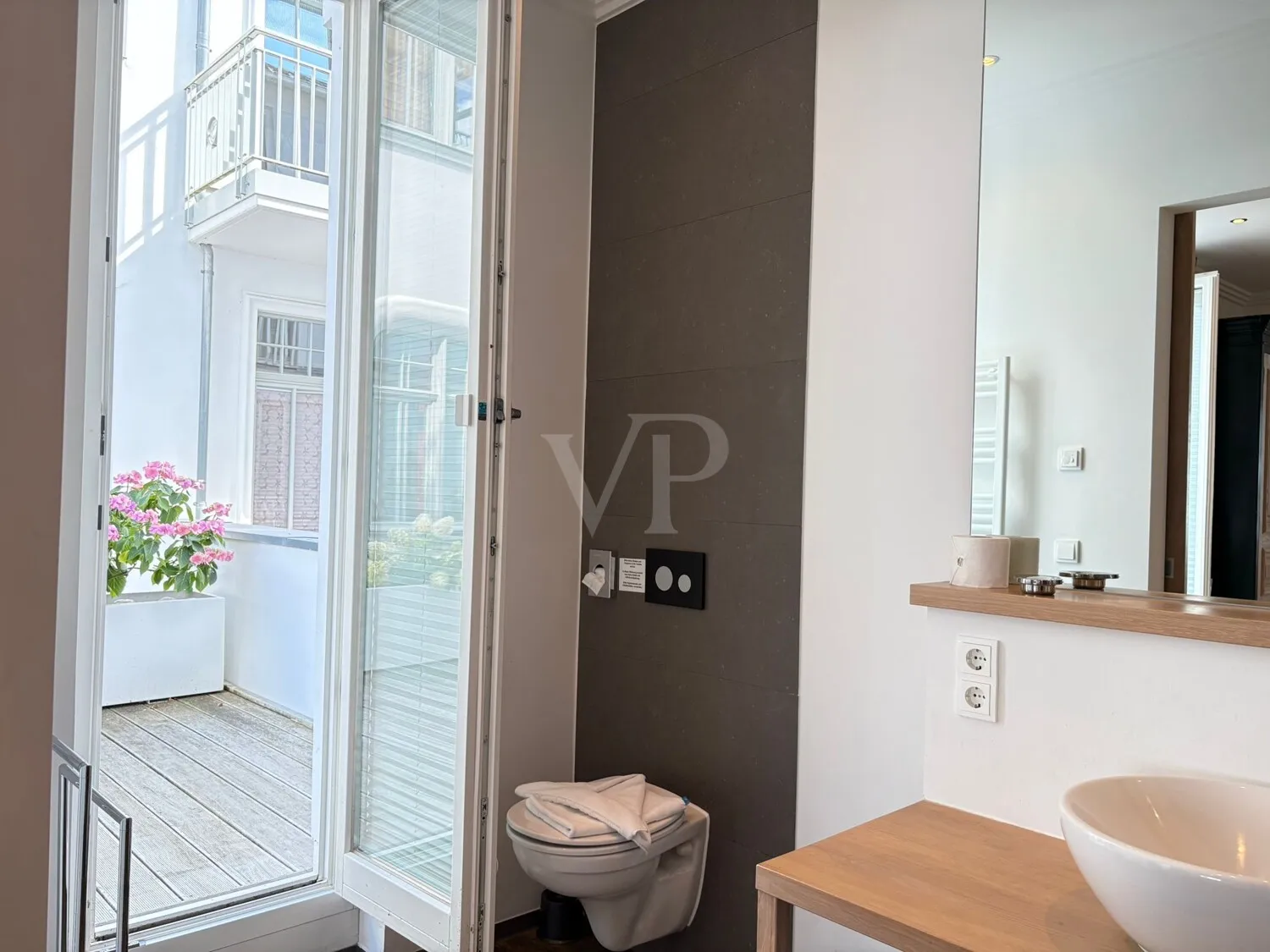 Un refugio elegante con ambiente de chimenea, sol y disfrute de la piscina.