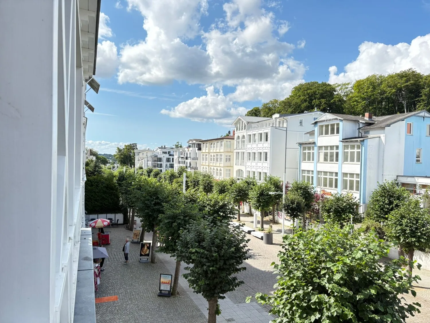 Un refugio elegante con ambiente de chimenea, sol y disfrute de la piscina.