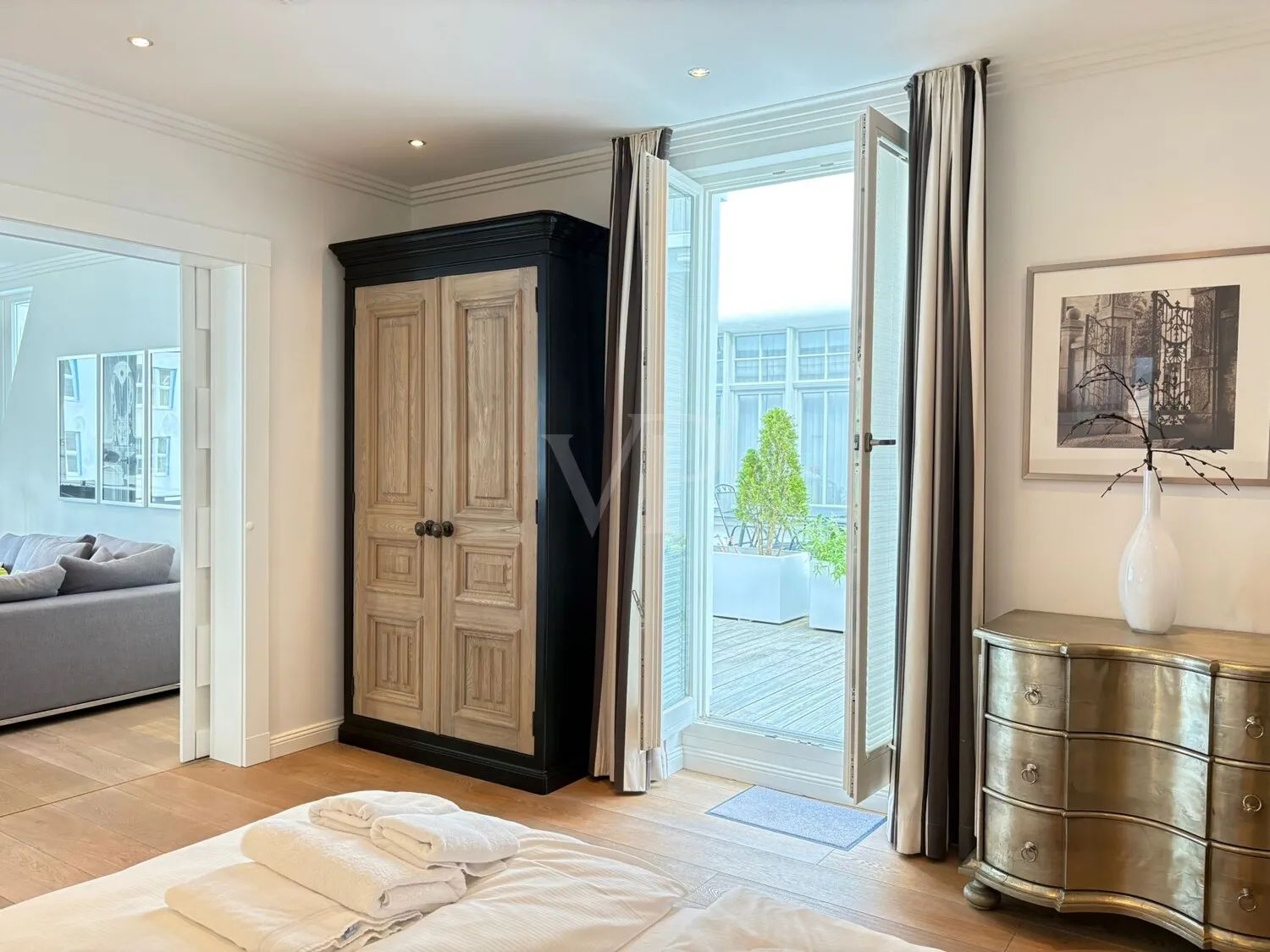 Un refugio elegante con ambiente de chimenea, sol y disfrute de la piscina.