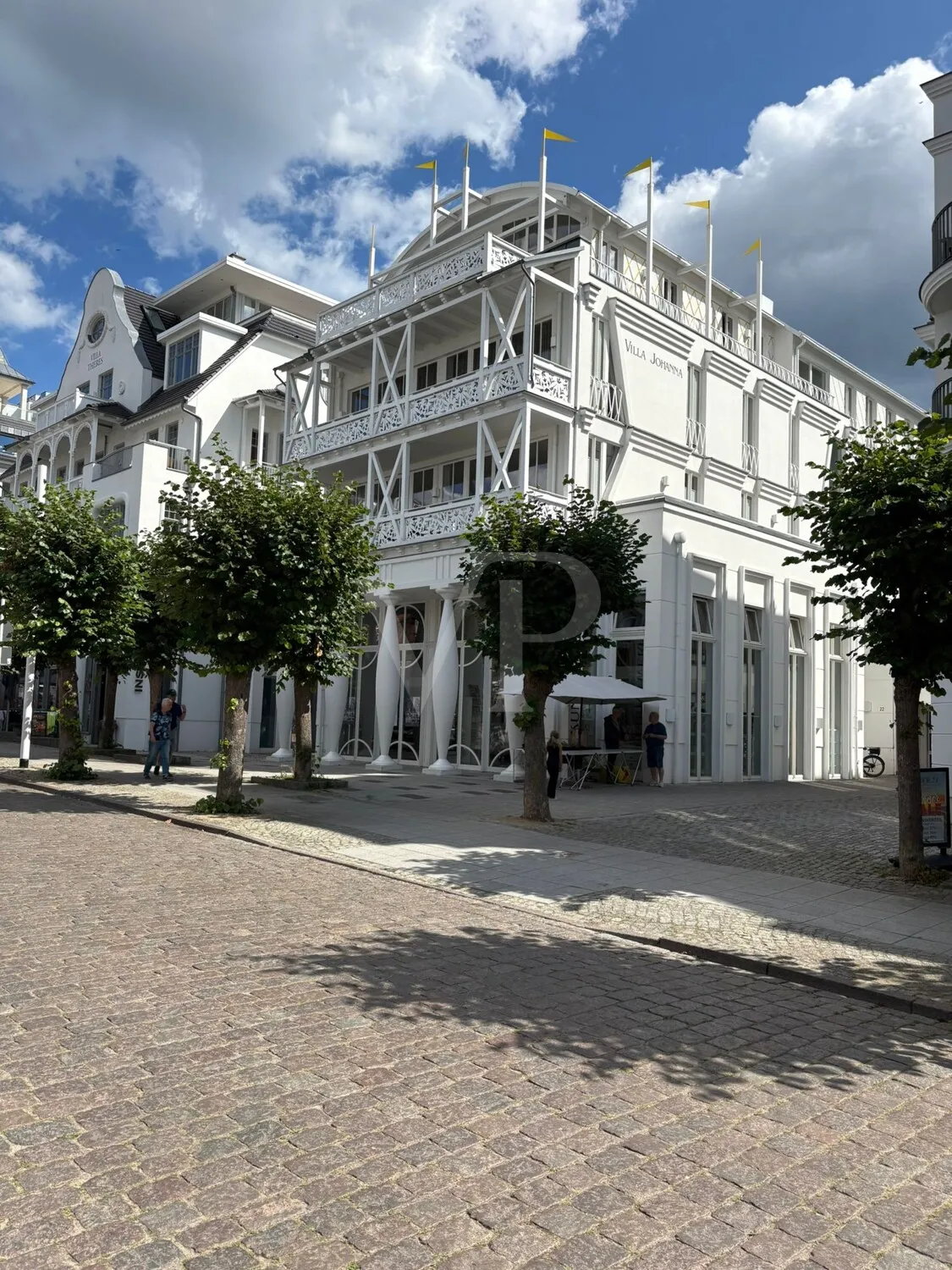 Un refugio elegante con ambiente de chimenea, sol y disfrute de la piscina.