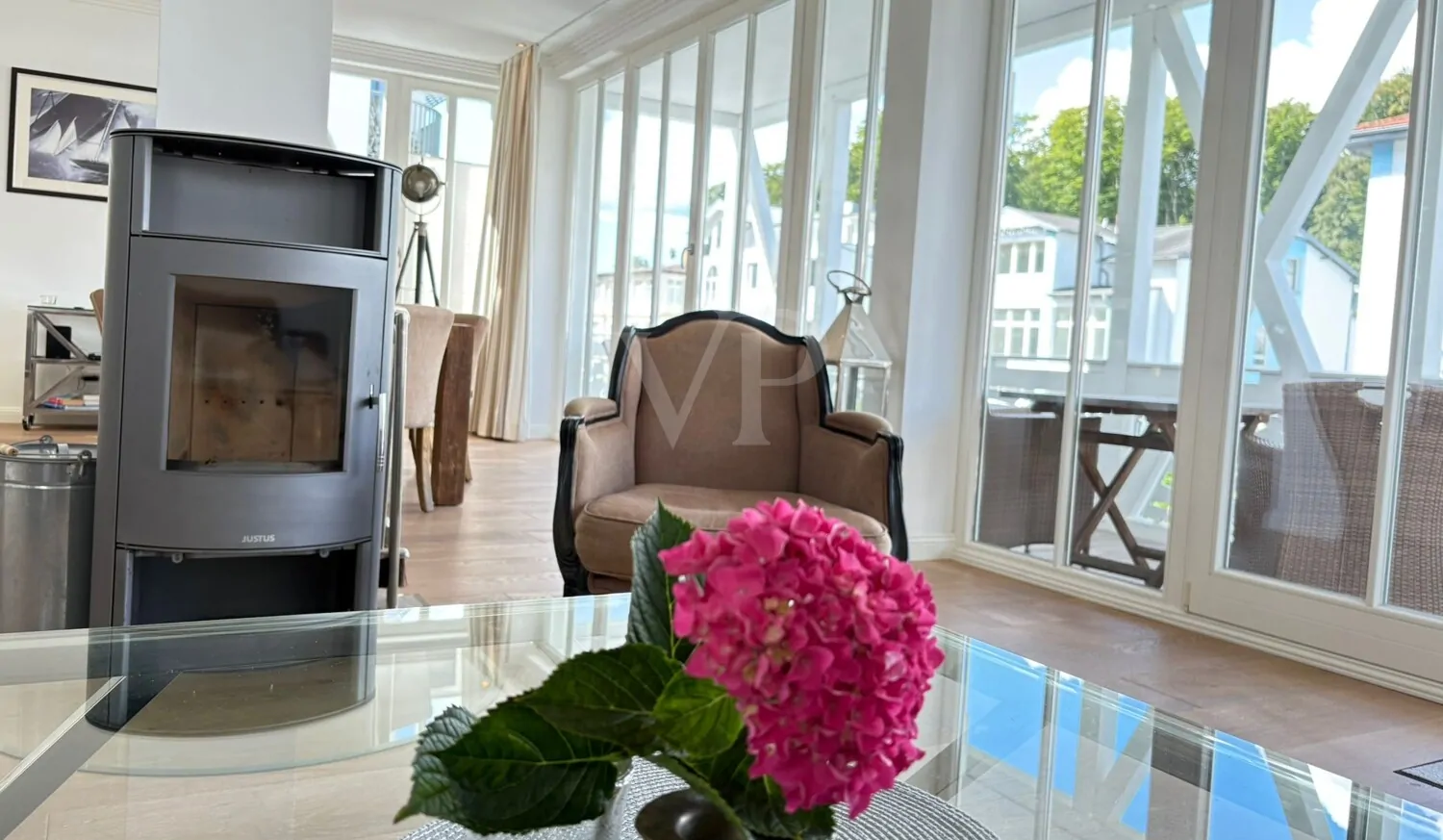 Stilvolles Refugium mit Kaminflair, Sonne und Poolgenuss