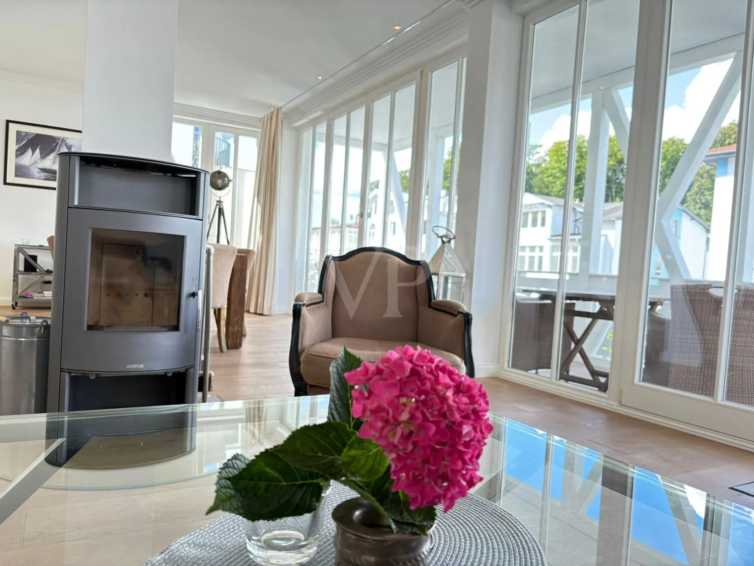 Un refugio elegante con ambiente de chimenea, sol y disfrute de la piscina.