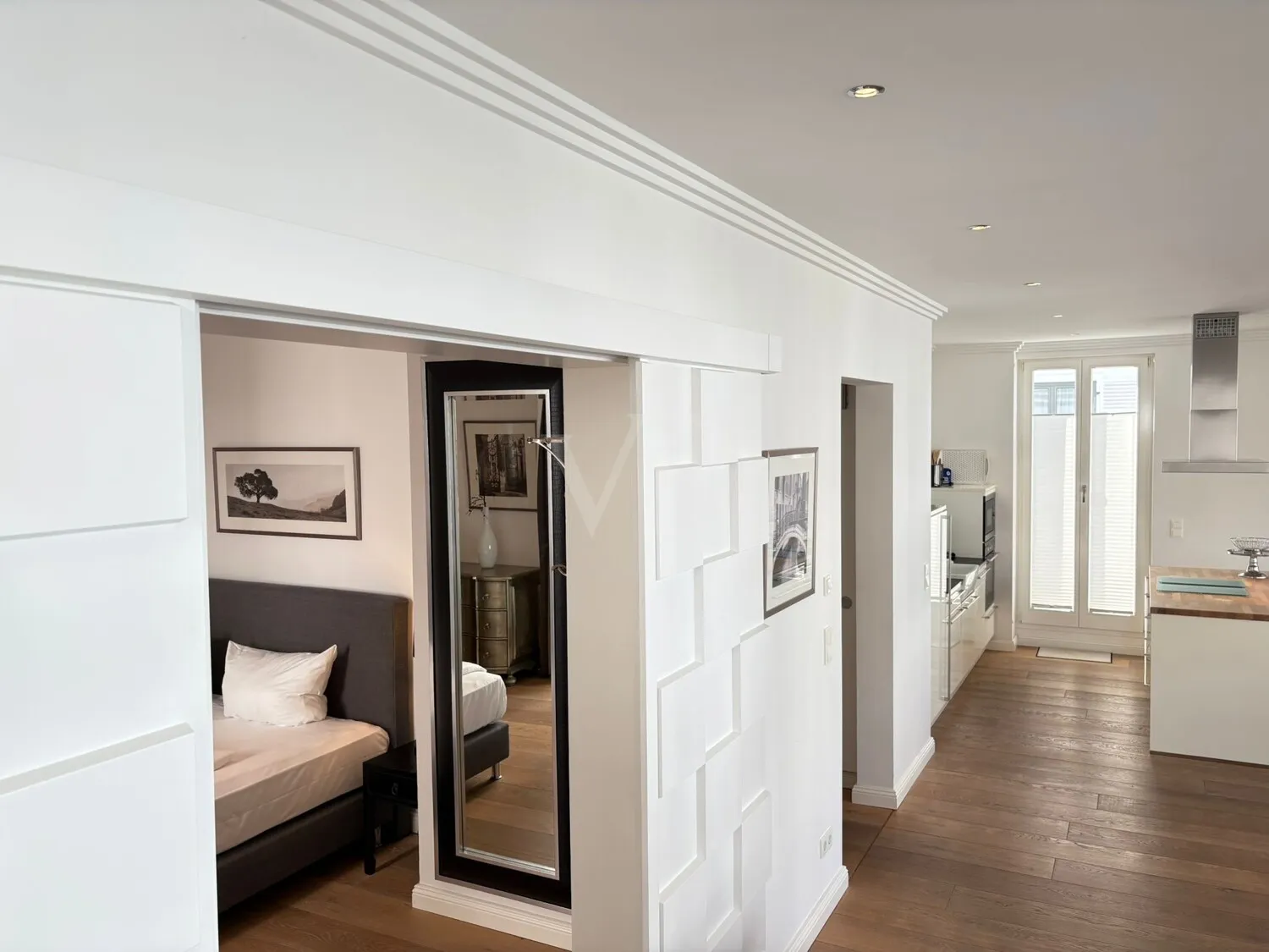 Un refugio elegante con ambiente de chimenea, sol y disfrute de la piscina.