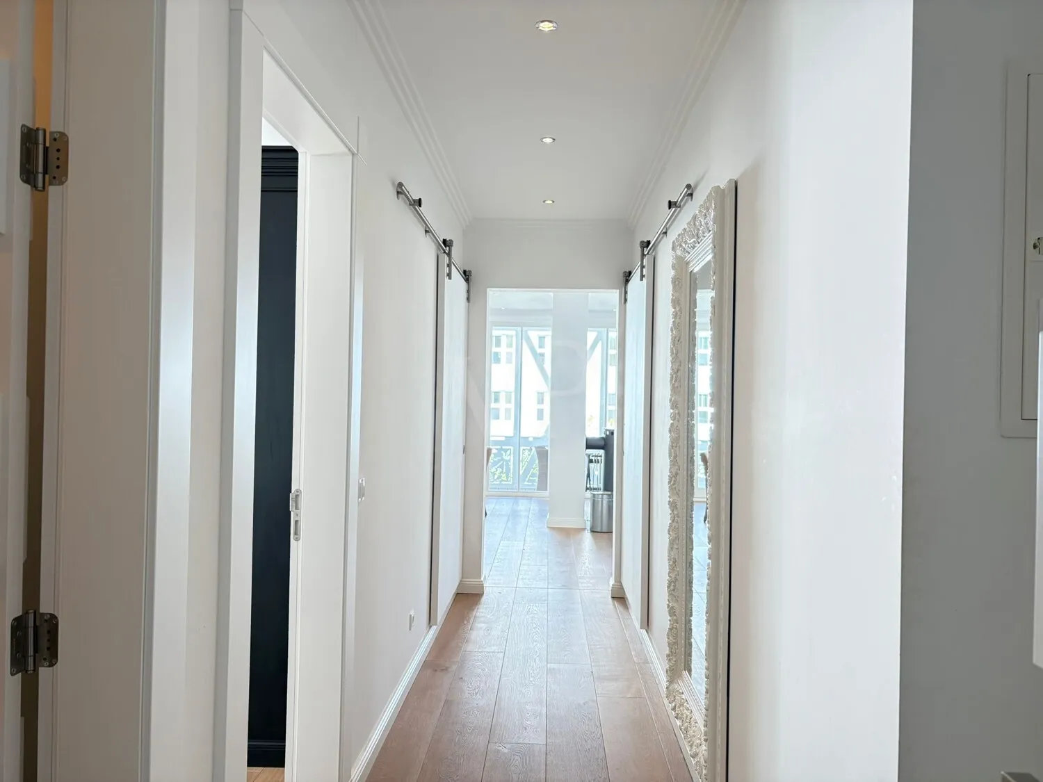 Un refugio elegante con ambiente de chimenea, sol y disfrute de la piscina.