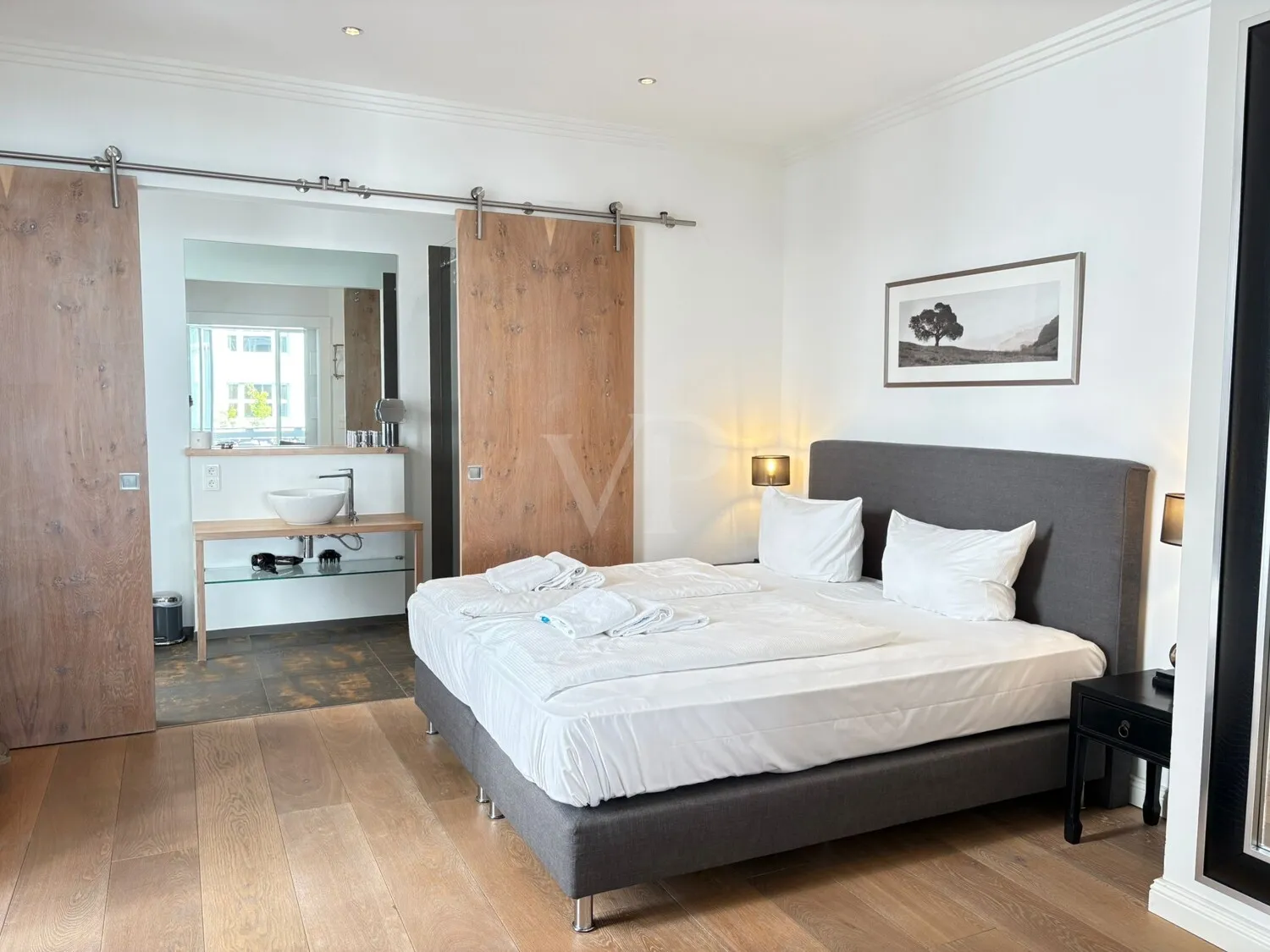 Un refugio elegante con ambiente de chimenea, sol y disfrute de la piscina.