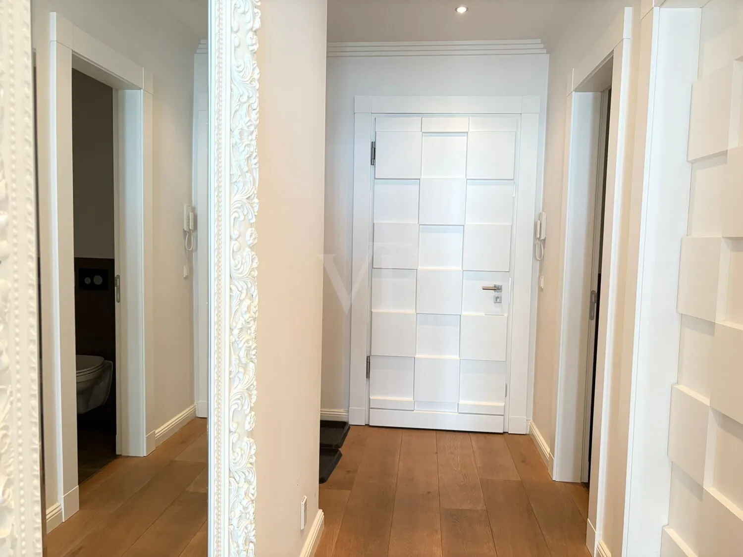 Un refugio elegante con ambiente de chimenea, sol y disfrute de la piscina.