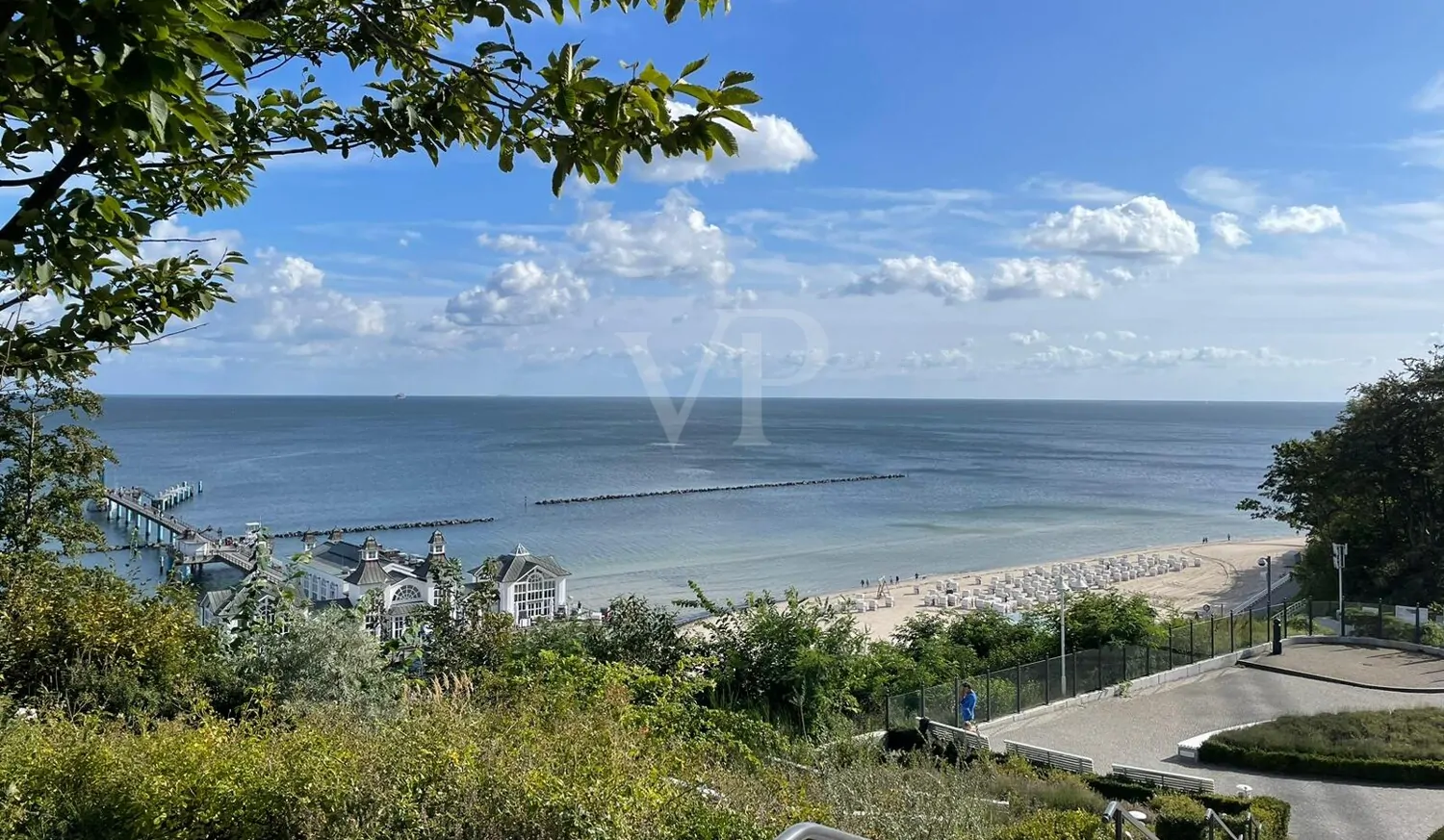 Blick auf Seebrücke und Strand