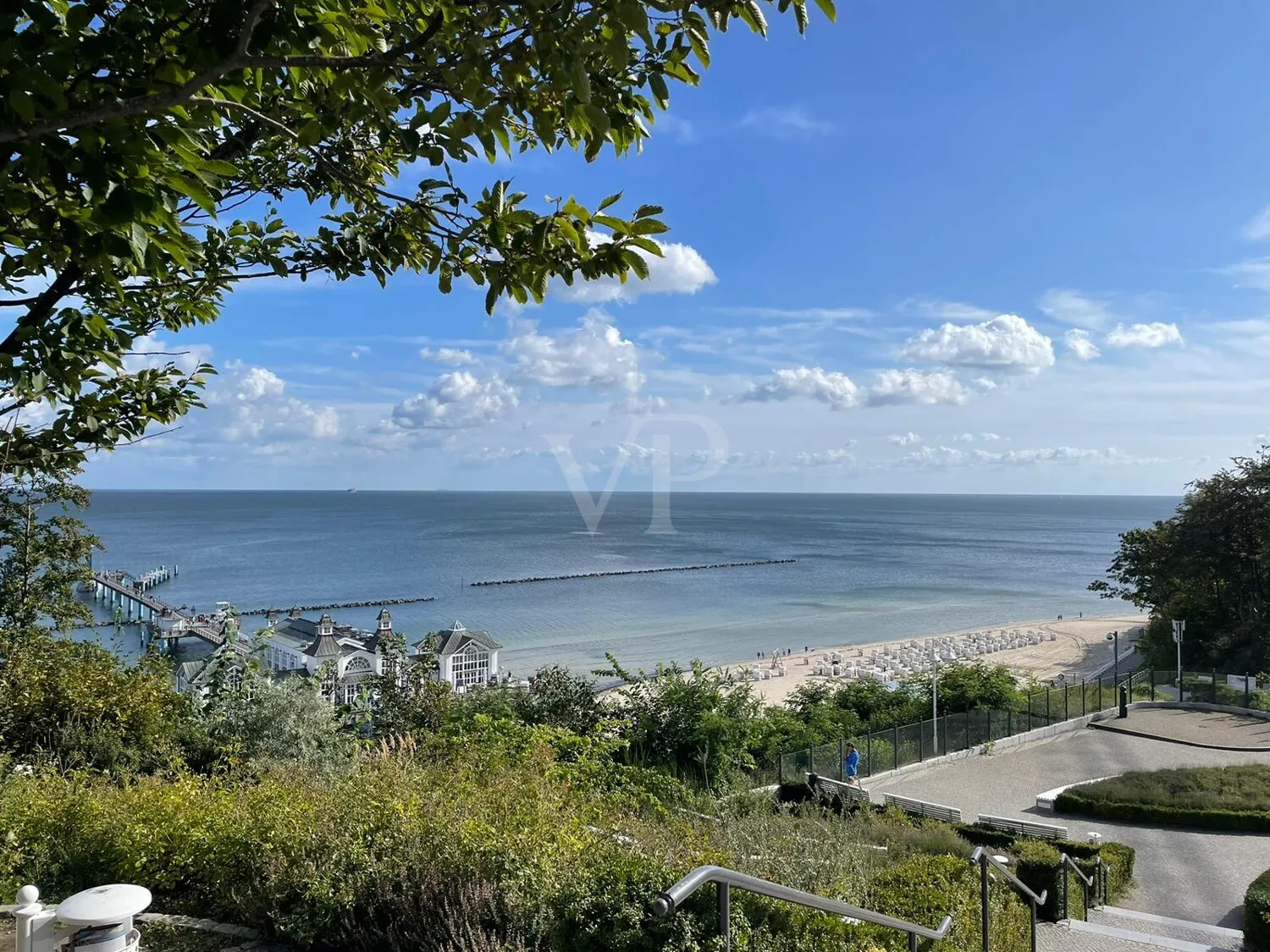 Blick auf Seebrücke und Strand