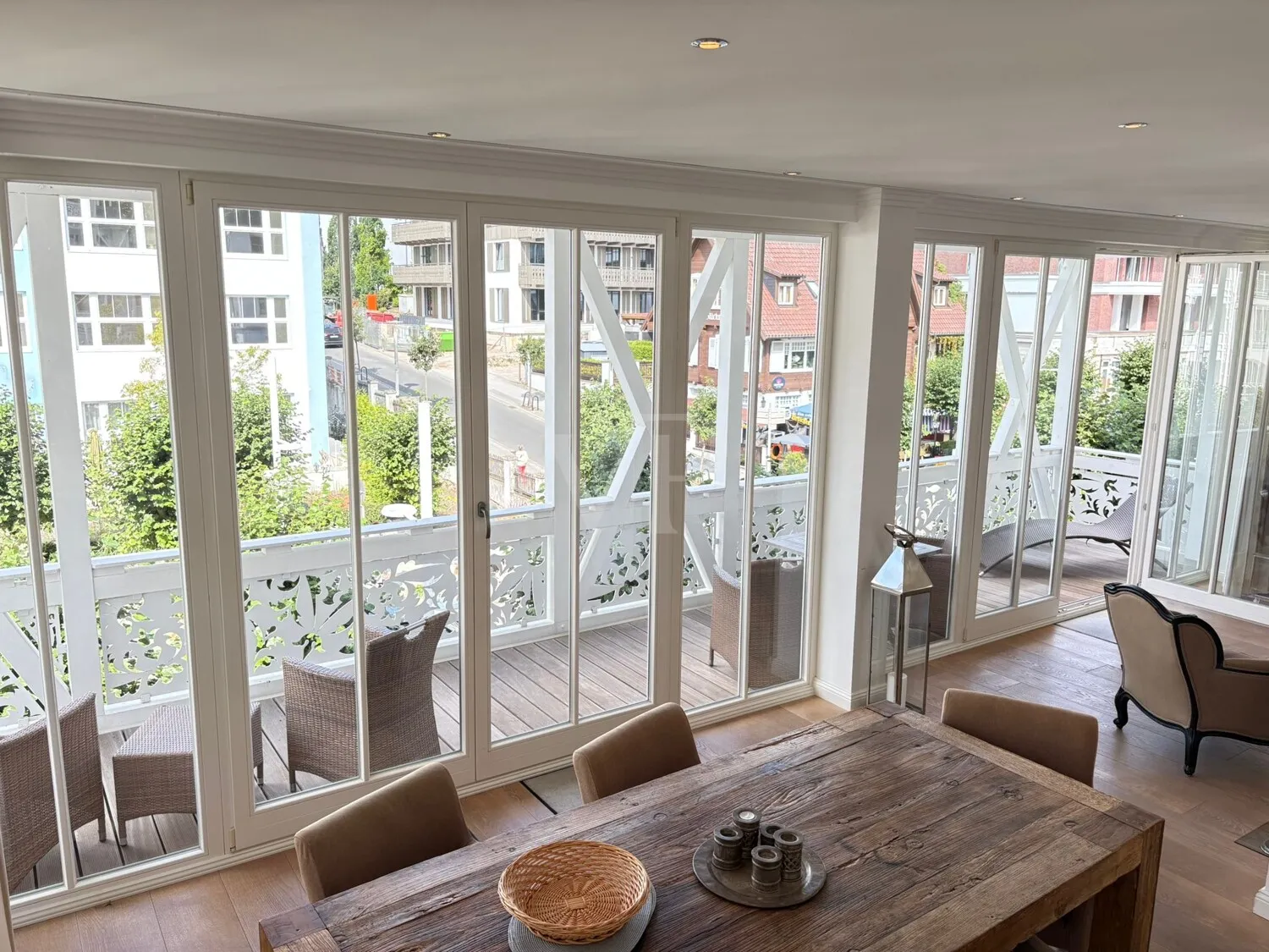 Un refugio elegante con ambiente de chimenea, sol y disfrute de la piscina.