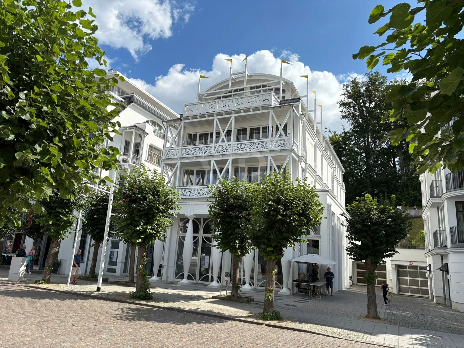 Un refugio elegante con ambiente de chimenea, sol y disfrute de la piscina.