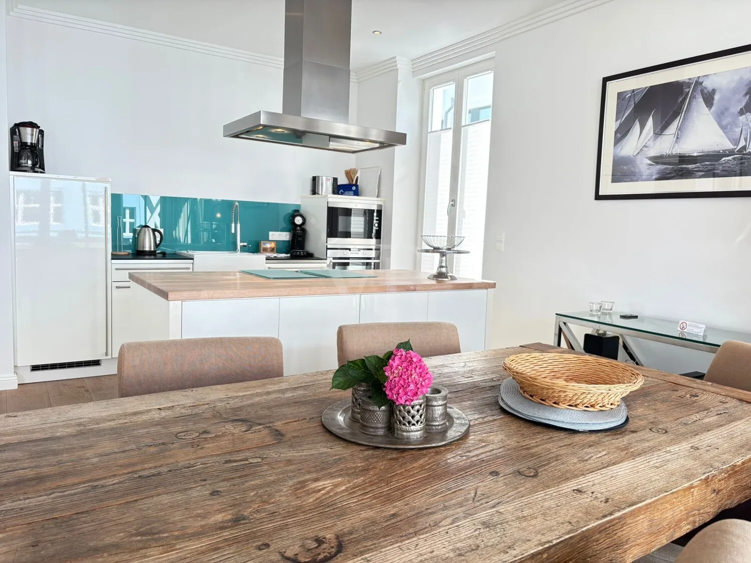 Un refugio elegante con ambiente de chimenea, sol y disfrute de la piscina.