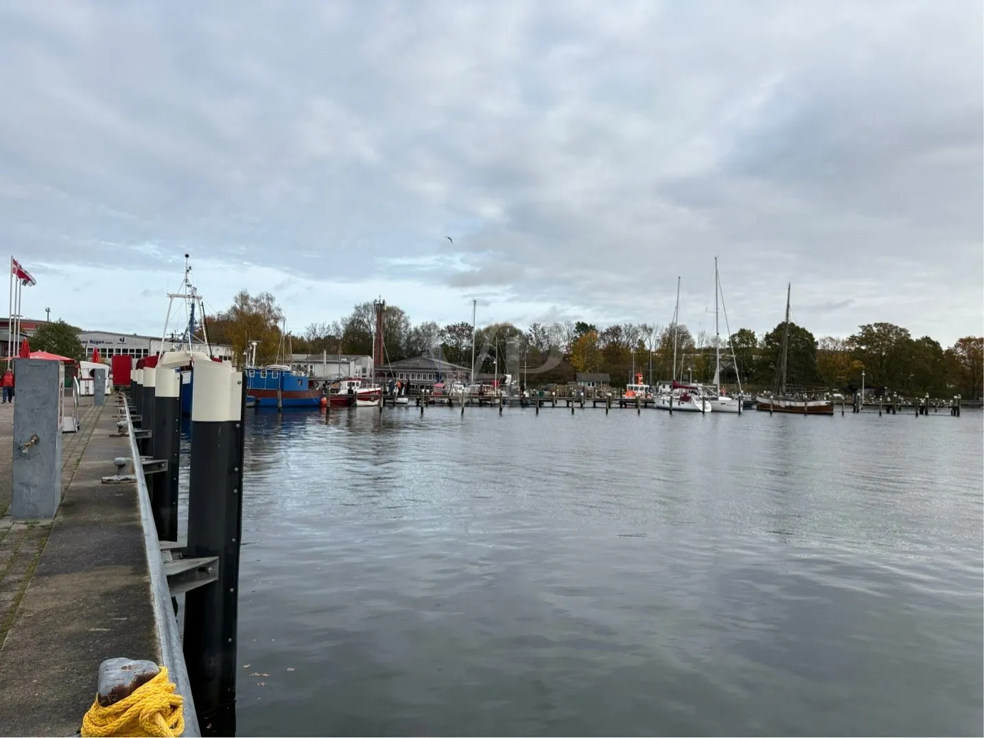 **Attraktive 3-Zimmer-Erdgeschosswohnung mit Terrasse in Hafennähe – Ferienwohnung zum Wohlfühlen**