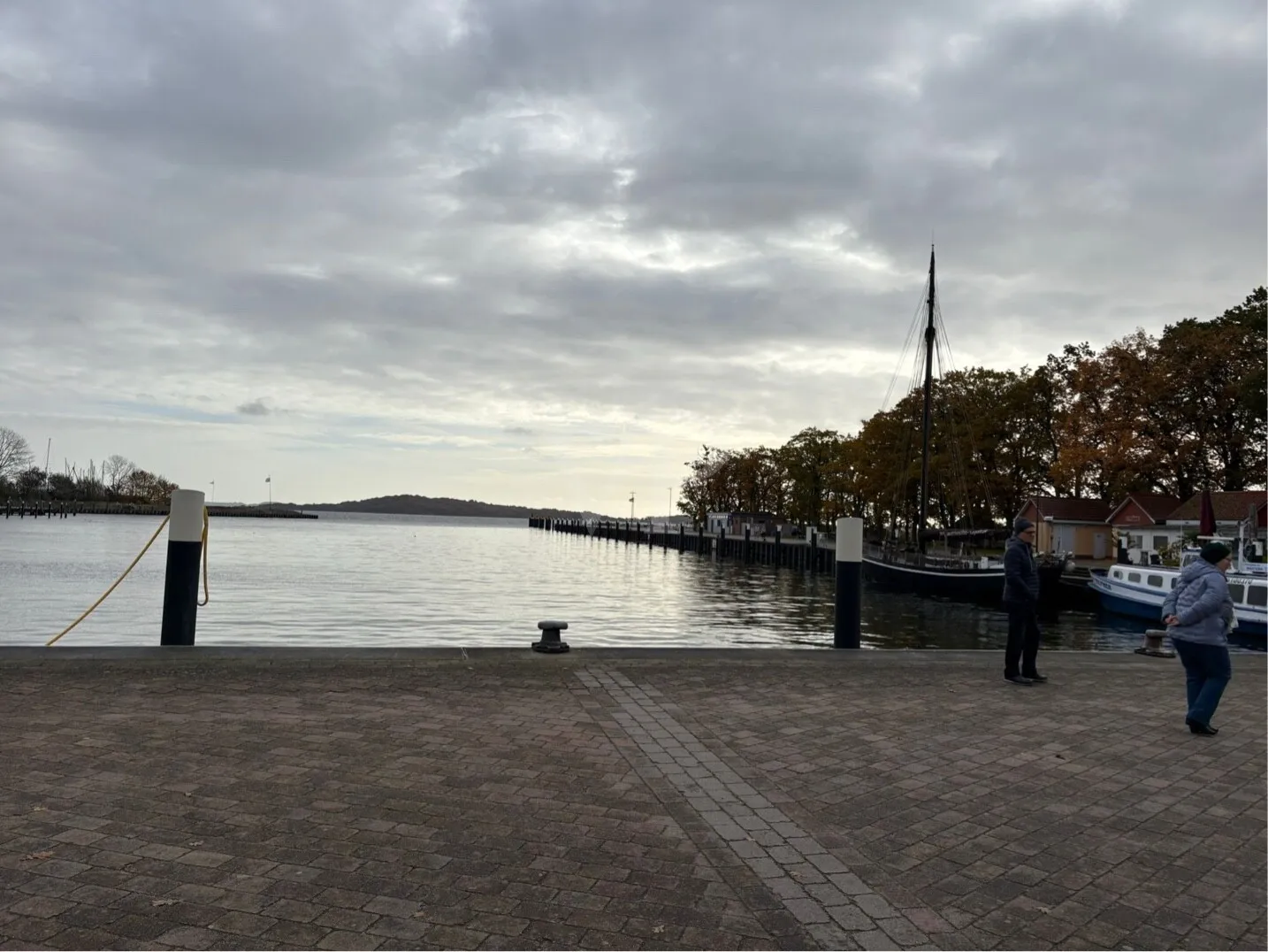 **Attraktive 3-Zimmer-Erdgeschosswohnung mit Terrasse in Hafennähe – Ferienwohnung zum Wohlfühlen**