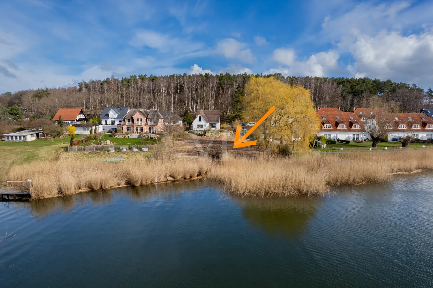 Propriété riveraine ensoleillée sur le lac Sellin avec accès par bateau