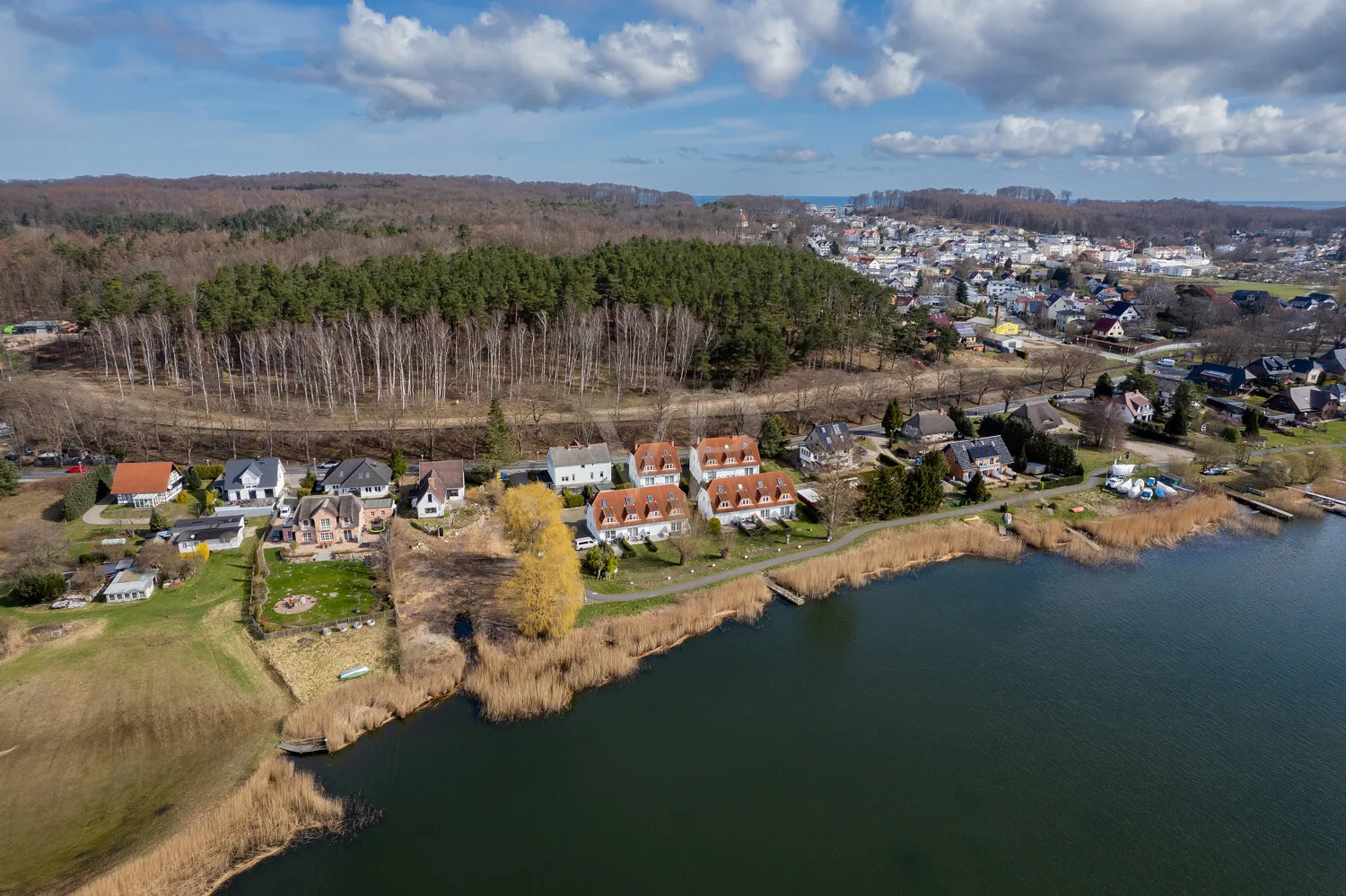 Propriété riveraine ensoleillée sur le lac Sellin avec accès par bateau