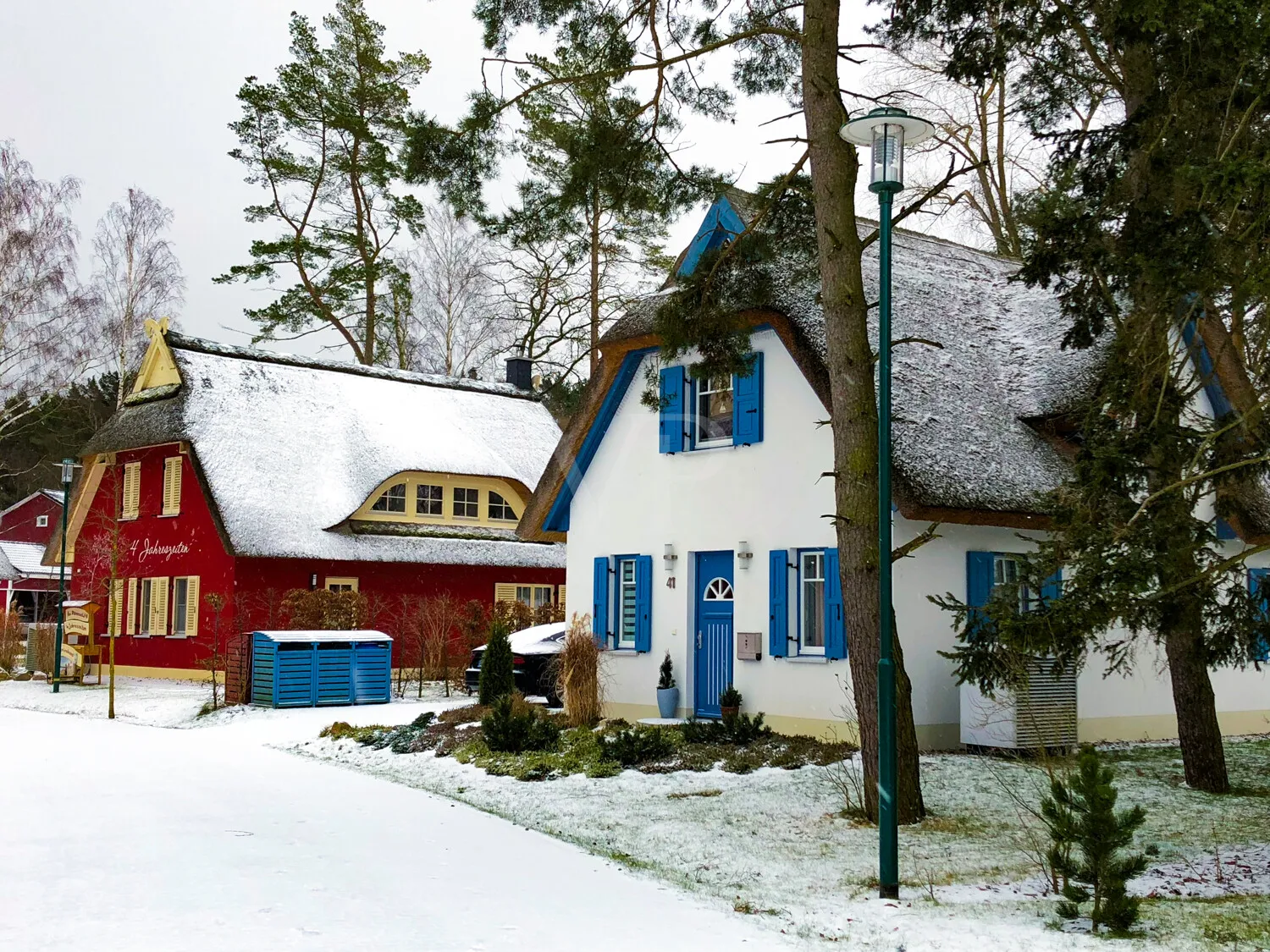 Strandnahes, reetgedecktes Refugium am Dünenwald:   1 Doppelhaus und 1 Ferienhaus in Bestlage