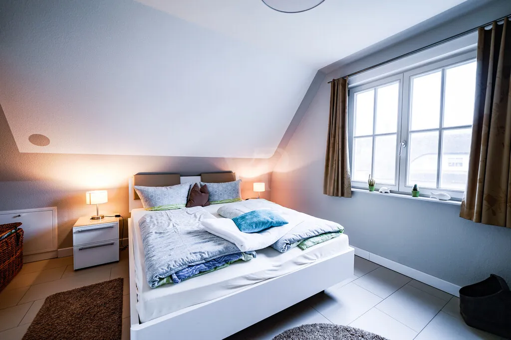 Strandnahes, reetgedecktes Refugium am Dünenwald:   1 Doppelhaus und 1 Ferienhaus in Bestlage