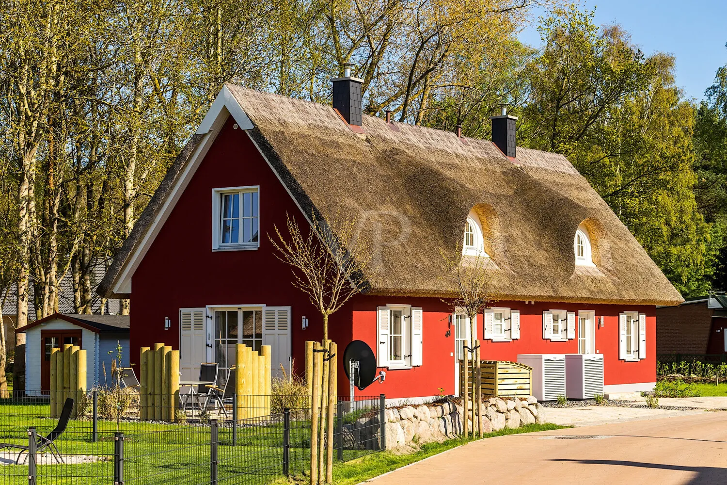 Strandnahes, reetgedecktes Refugium am Dünenwald:   1 Doppelhaus und 1 Ferienhaus in Bestlage