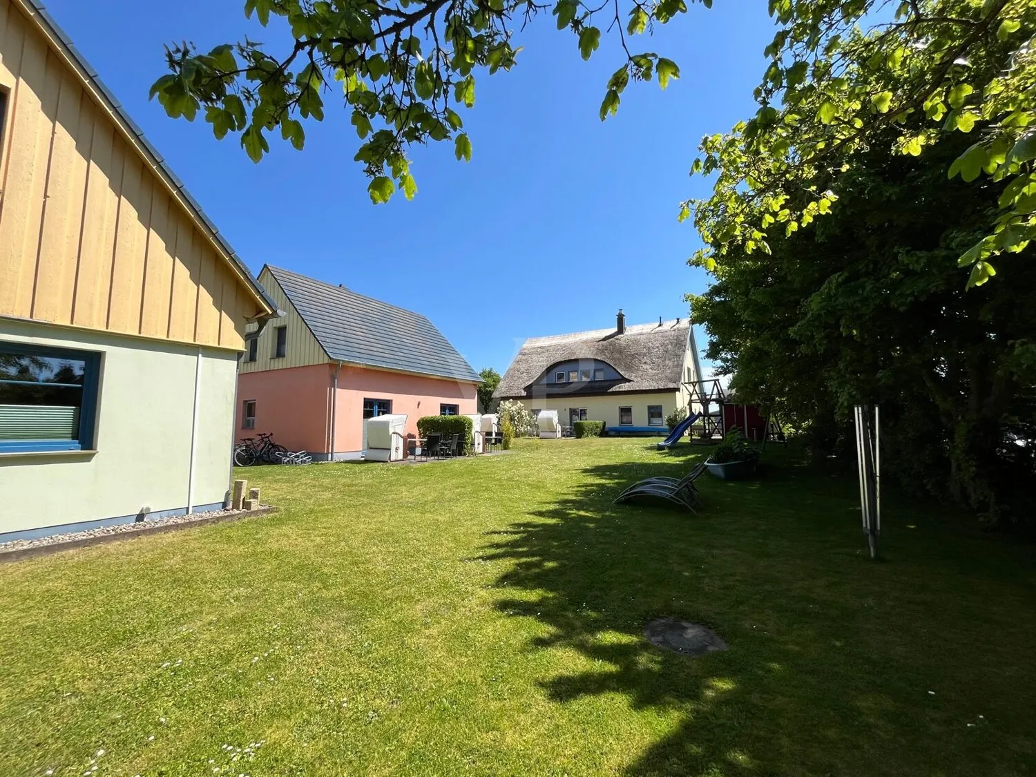 Garten mit allen 3 Häuser