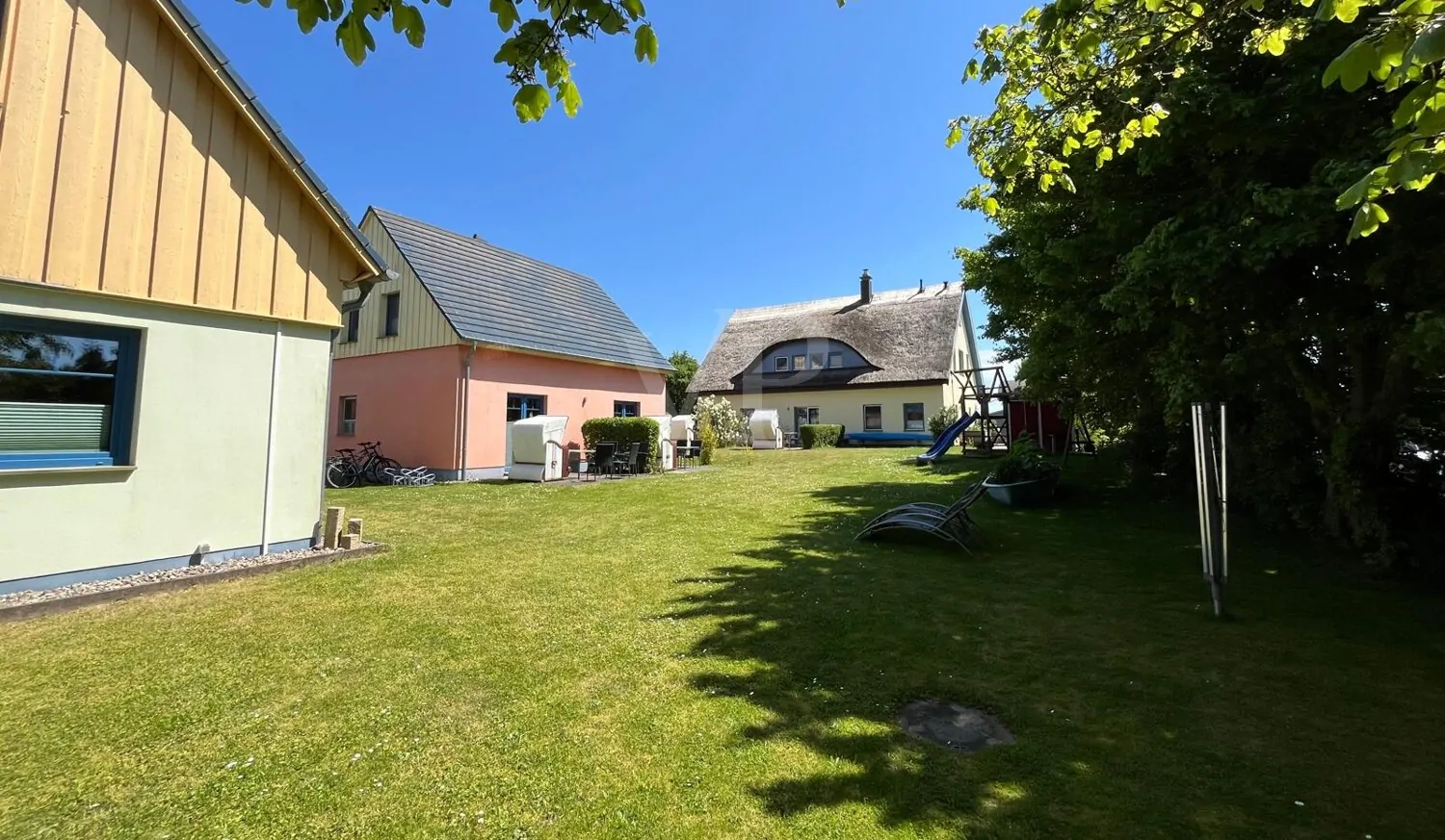 Garten mit allen 3 Häuser