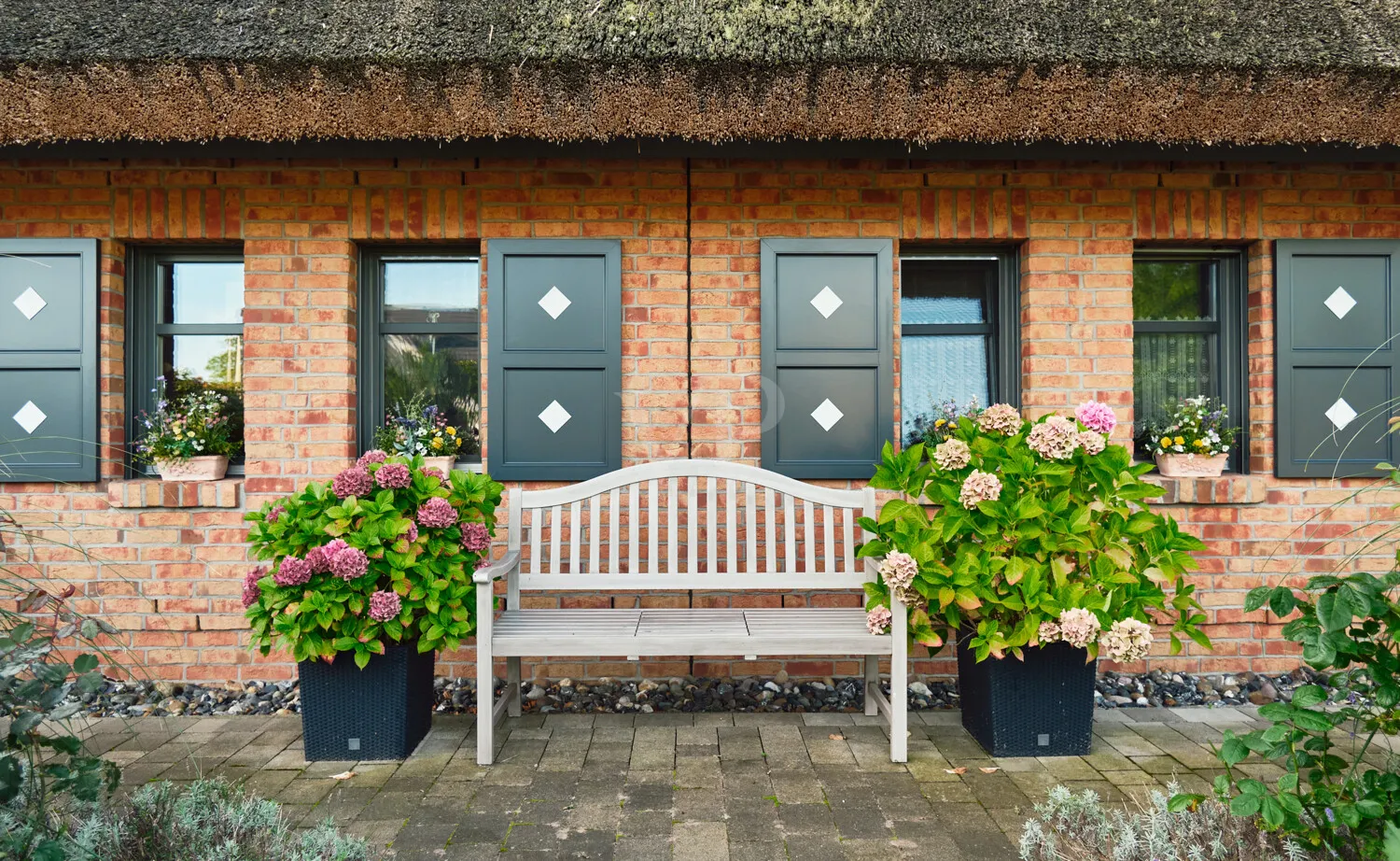 Exklusives Doppelhaus mit Reetdachcharme und großzügigem Gartenglück