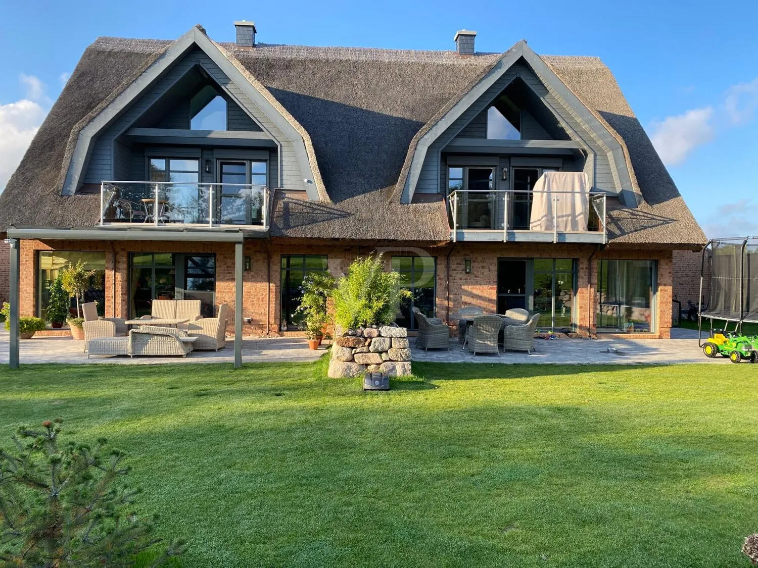 Exklusives Doppelhaus mit Reetdachcharme und großzügigem Gartenglück