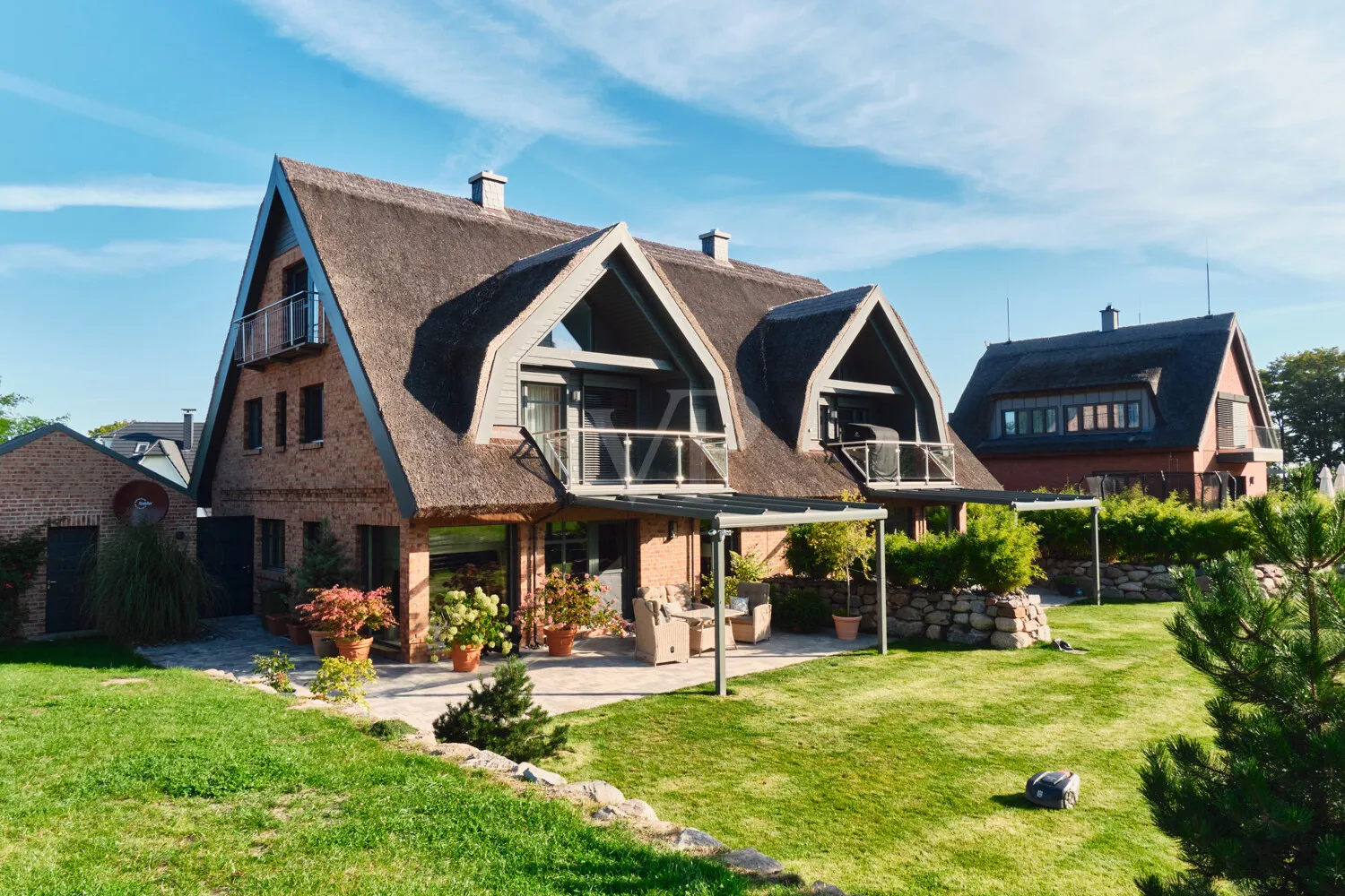 Exklusives Doppelhaus mit Reetdachcharme und großzügigem Gartenglück