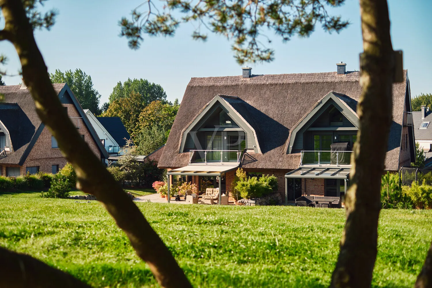 Exklusives Doppelhaus mit Reetdachcharme und großzügigem Gartenglück