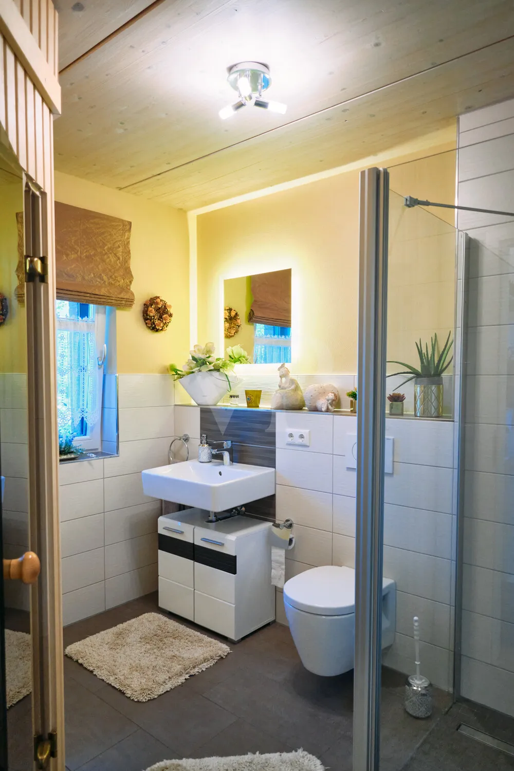 Exklusives Doppelhaus mit Reetdachcharme und großzügigem Gartenglück
