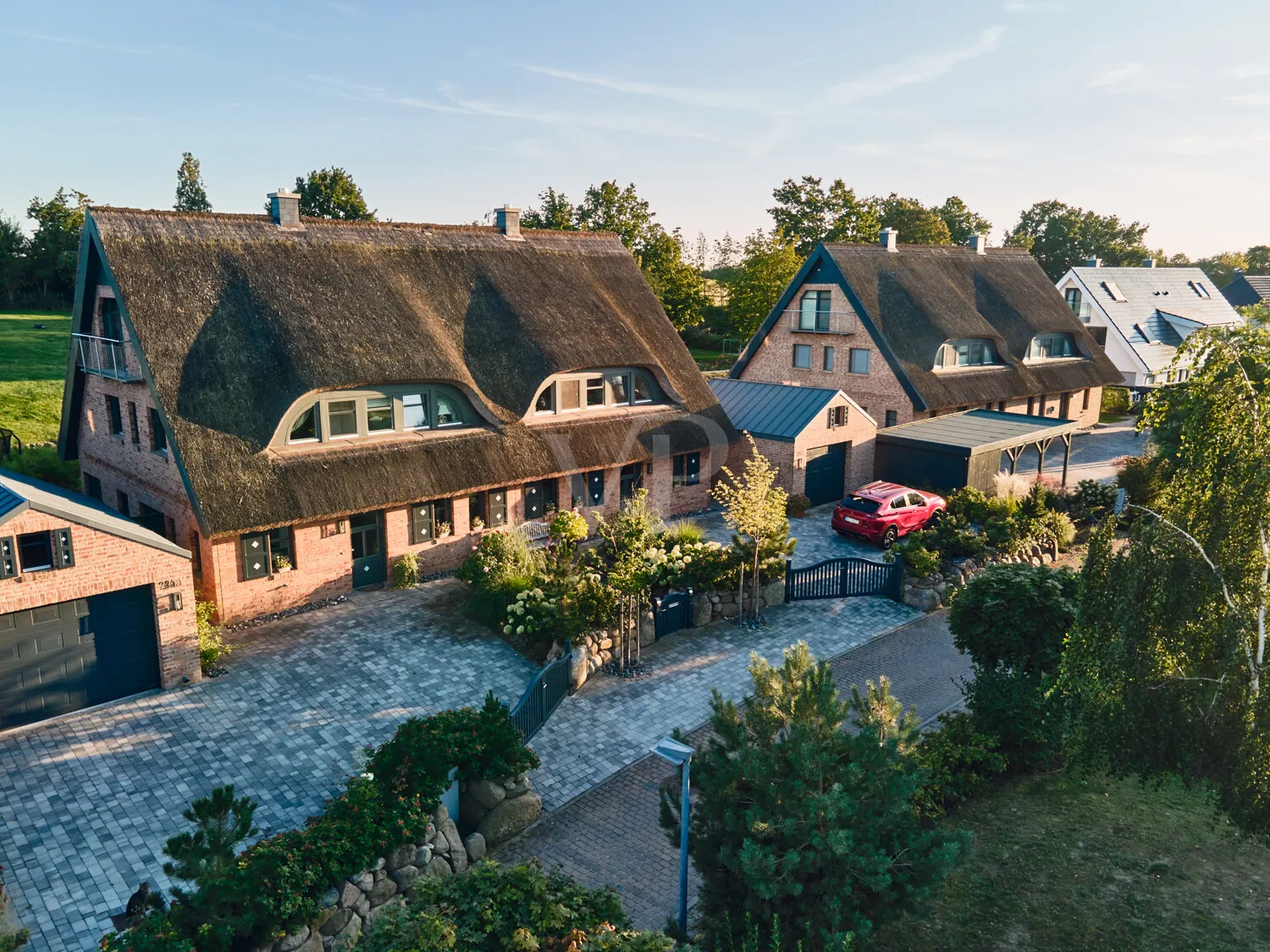 Exklusives Doppelhaus mit Reetdachcharme und großzügigem Gartenglück