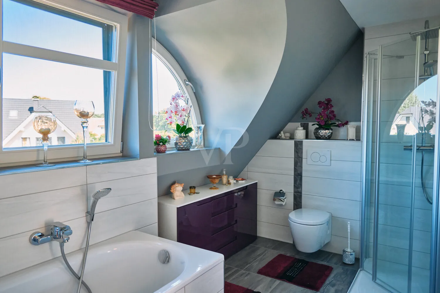 Exklusives Doppelhaus mit Reetdachcharme und großzügigem Gartenglück