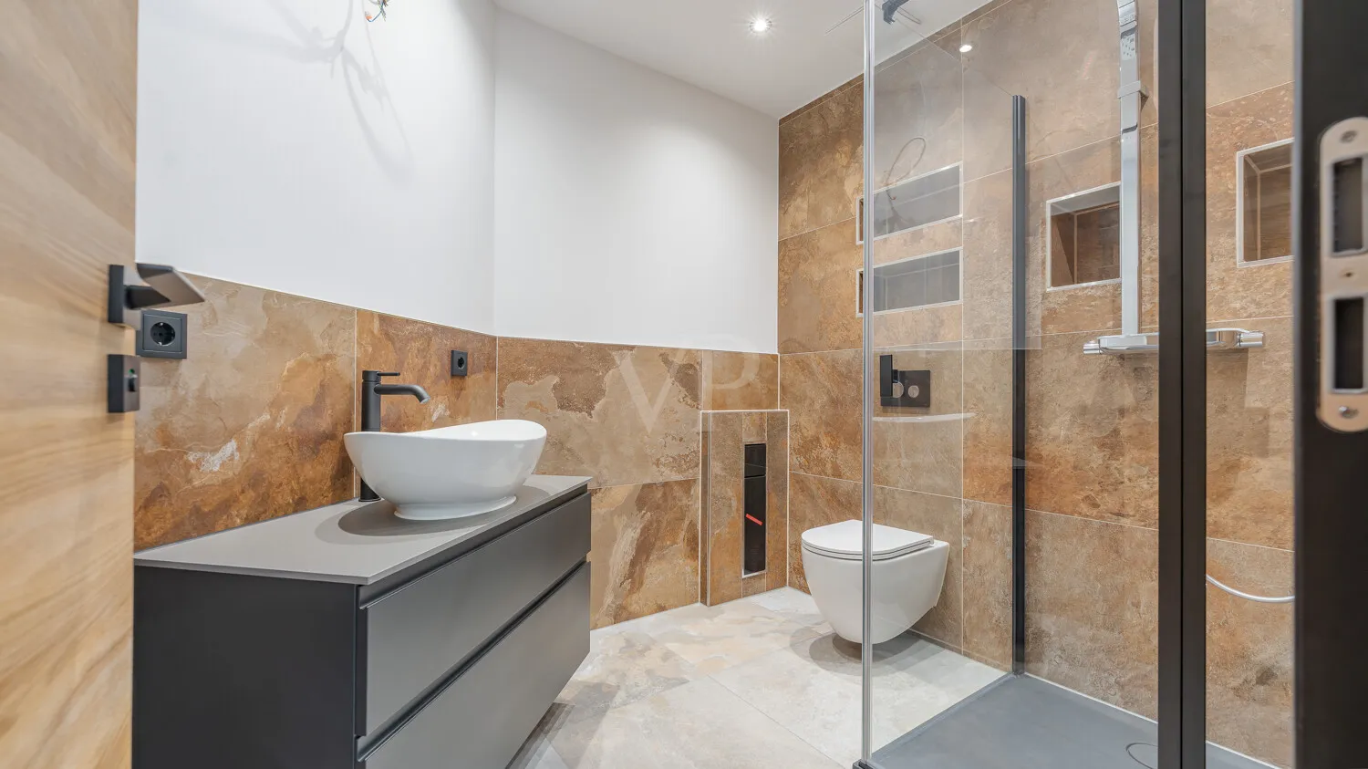 Badezimmer mit Dusche