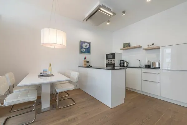 Ostseebad Sellin: Elegantes Wohlgefühl mit großzügigem Balkon und Wellness im Haus