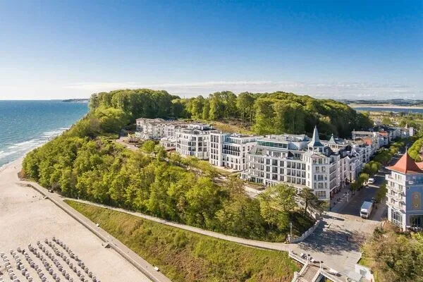 Ostseebad Sellin: Elegantes Wohlgefühl mit großzügigem Balkon und Wellness im Haus
