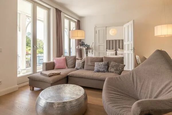 Ostseebad Sellin: Elegantes Wohlgefühl mit großzügigem Balkon und Wellness im Haus