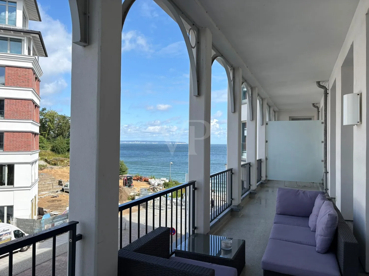 Ostseebad Sellin: Elegantes Wohlgefühl mit großzügigem Balkon und Wellness im Haus