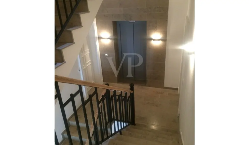 Treppenhaus-Fahrstuhl von-der-Tiefgarage zur Wohnung