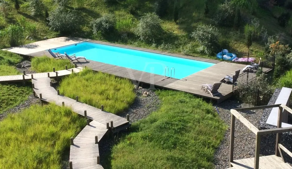 Blick vom Wohnzimmer-auf-den-Aussenpool