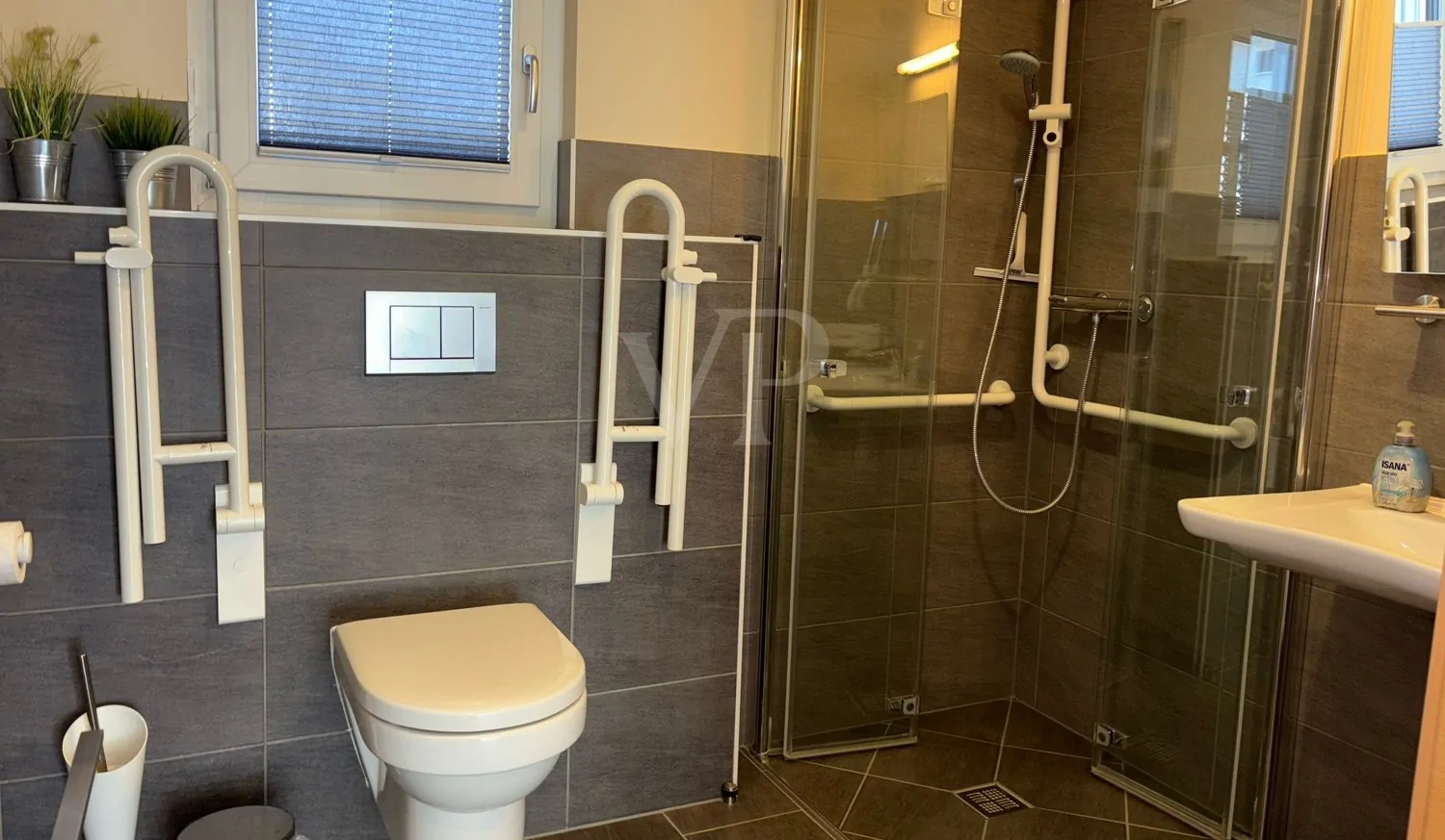 Bad mit Dusche im Erdgeschoss