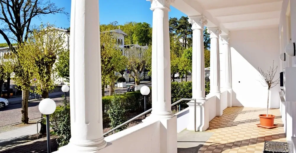 Strandnah: Traditionelle Villa im Herzen des Ostseebades Sellin mit Beherbergungsbetrieb