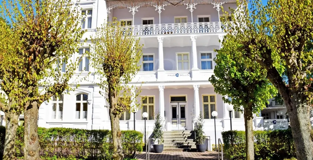 Strandnah: Traditionelle Villa im Herzen des Ostseebades Sellin mit Beherbergungsbetrieb