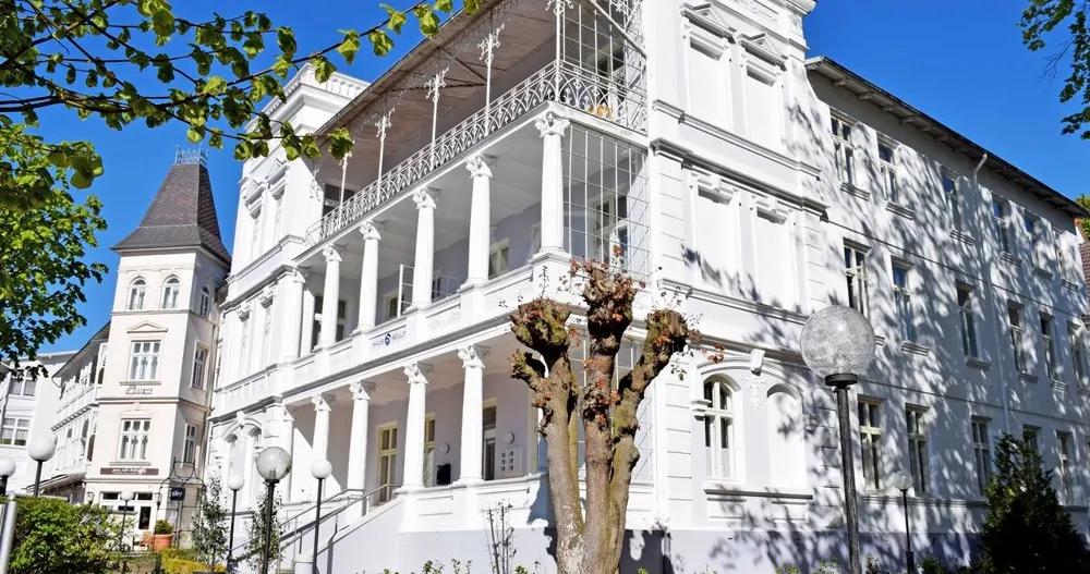 Strandnah: Traditionelle Villa im Herzen des Ostseebades Sellin mit Beherbergungsbetrieb