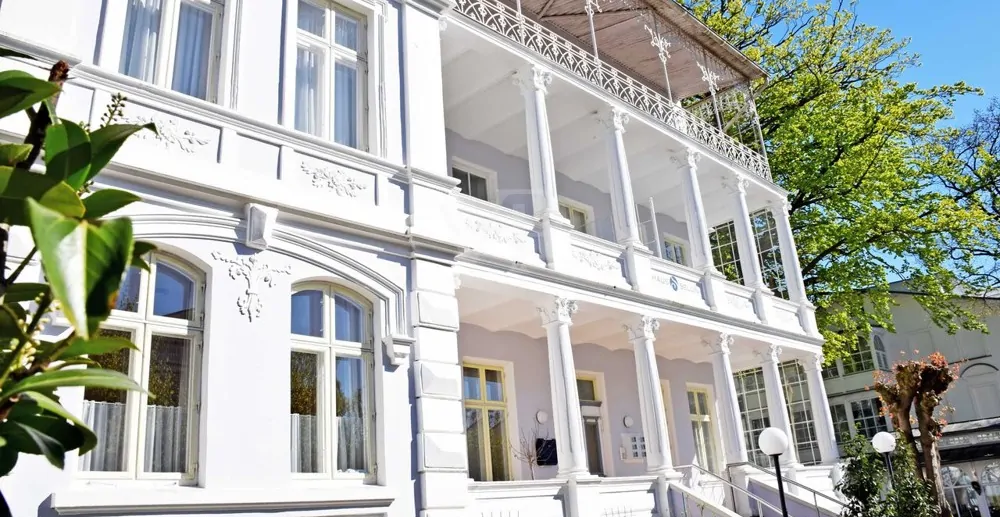 Strandnah: Traditionelle Villa im Herzen des Ostseebades Sellin mit Beherbergungsbetrieb