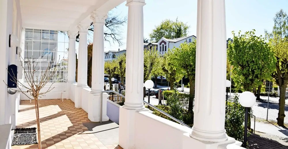 Strandnah: Traditionelle Villa im Herzen des Ostseebades Sellin mit Beherbergungsbetrieb