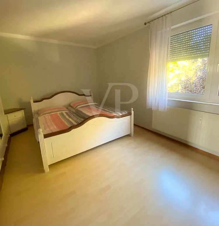 2. Schlafzimmer mit Fenster