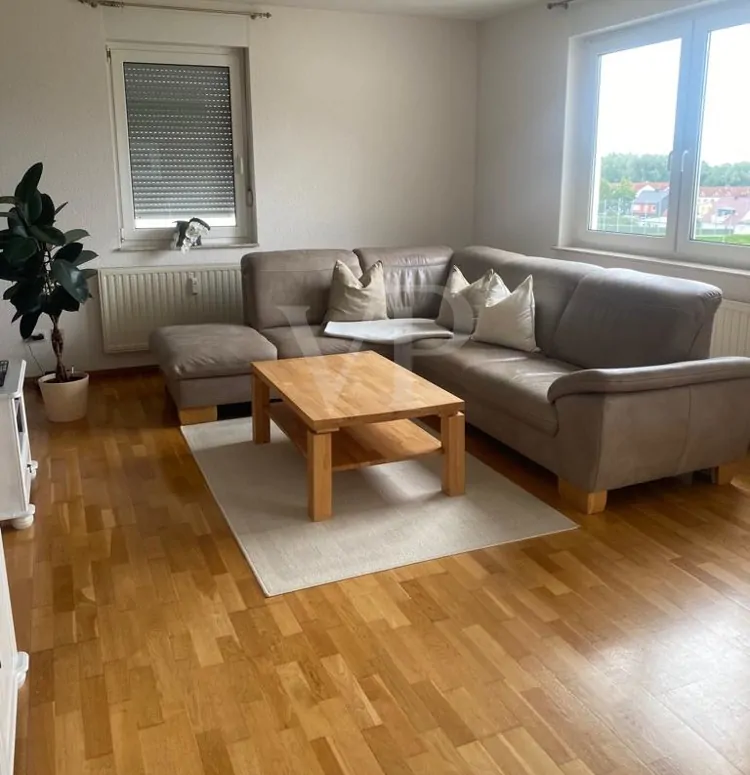 Wohnzimmer mit Blick zum Fenster