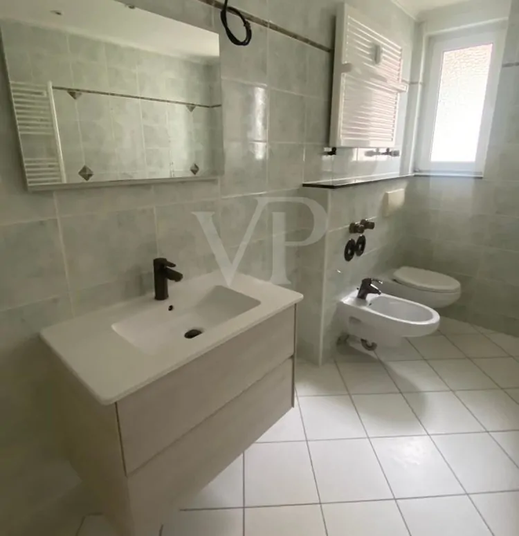 Waschtisch und WC im Bad mit Fenster