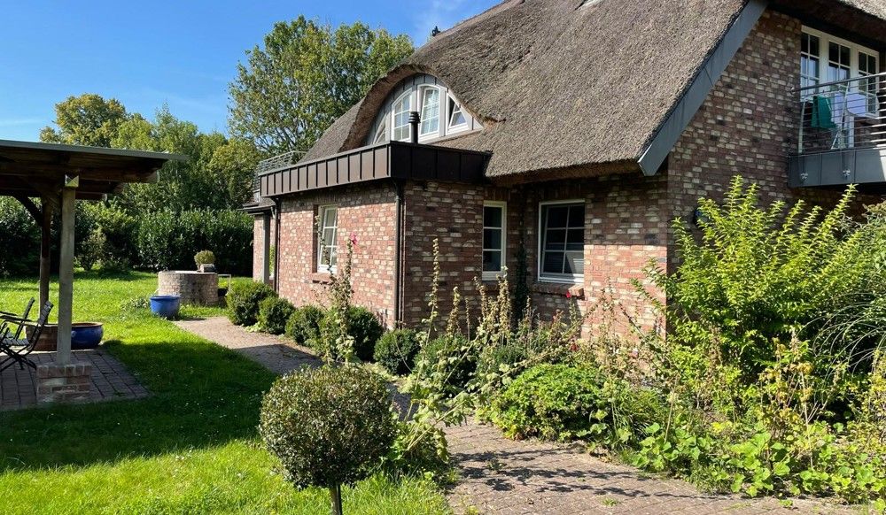 Ferienhaus in Neuensien mit 4 Wohnungen: Komfortable Ausstattung  und Seeblick