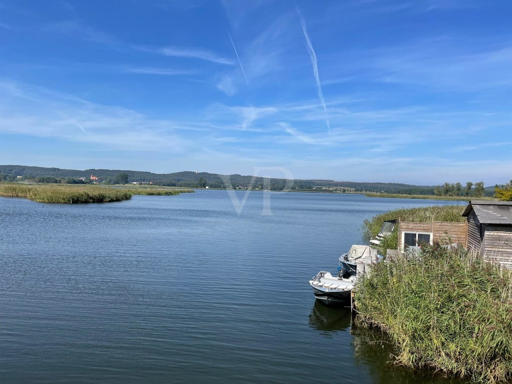 Ferienhaus in Neuensien mit 4 Wohnungen: Komfortable Ausstattung  und Seeblick